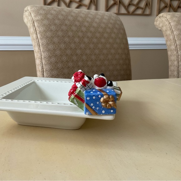 Santa With Stack of Gifts Platter Decoration 🎁 - Picture 3 of 5